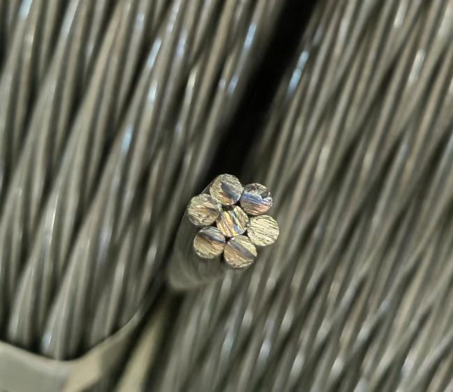What are the main differences between ASTM A416 and EN 10138 standards for prestressed concrete stra